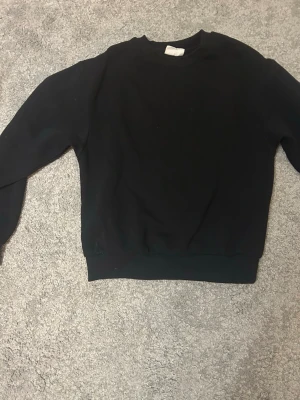 Svart sweatshirt från Gina Tricot - En enkel och stilren svart sweatshirt från Gina Tricot. 