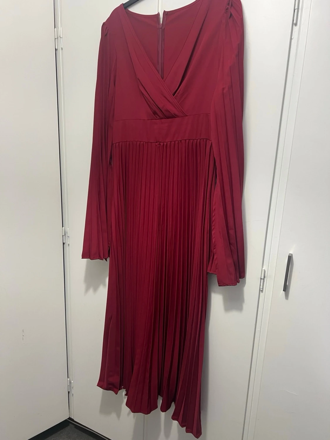 Vinröd plisserad långklänning - 3