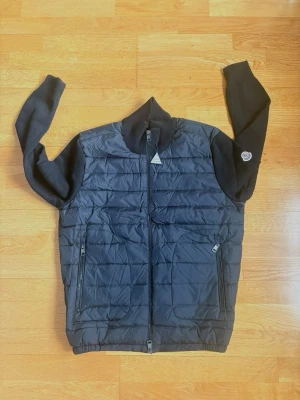 Moncler Cardigan - Säljer min svarta Moncler cardigan som är som ny, inga defekter eller fläckar. Skriv ifall ni har några frågor! 🙌🏻