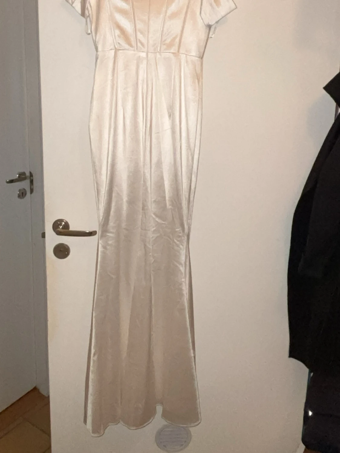 Vit axelbandslös balklänning med slits - 5