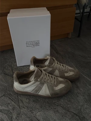 Maison Margiela  sneakers beige - Maison margiela skor, storlek 43 men är lite små i storlek skorna har använts mycket sparsamt 