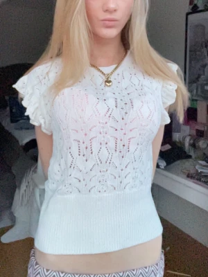 Vit spetstopp med volangärmar - Söt vit blus med spetsmönster och volangdetaljer på ärmarna. Från Lindex💕💕