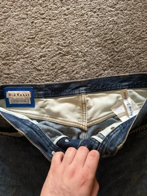Acne blå konst jeans 27/34  - Acne jeans (blåkonst kollektion) storlek 27/34  Har 30 i midja men de passar mig ändå rätt bra, riktig feta inte baggy utan raka 