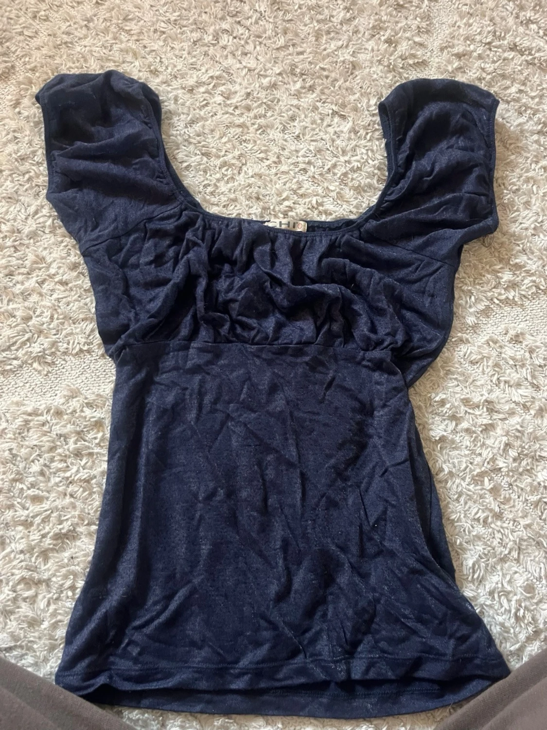 Mörkblå topp med puffärmar