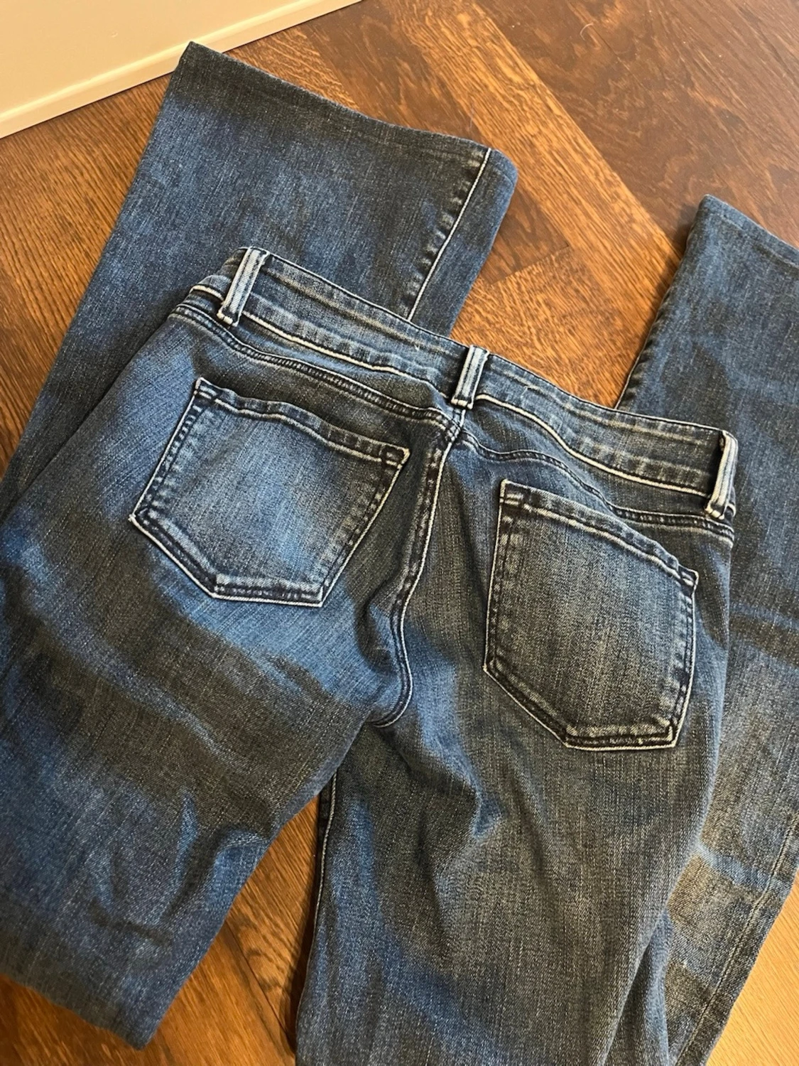 Blå bootcut jeans med slitningar - 1