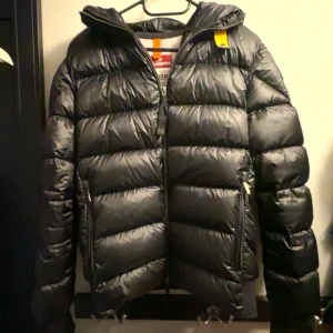 Parajumper jacka  - Köpt denna vinter för runt 6700:-. Knappt använd, inga flaws. Storlek s.    Go buy fast