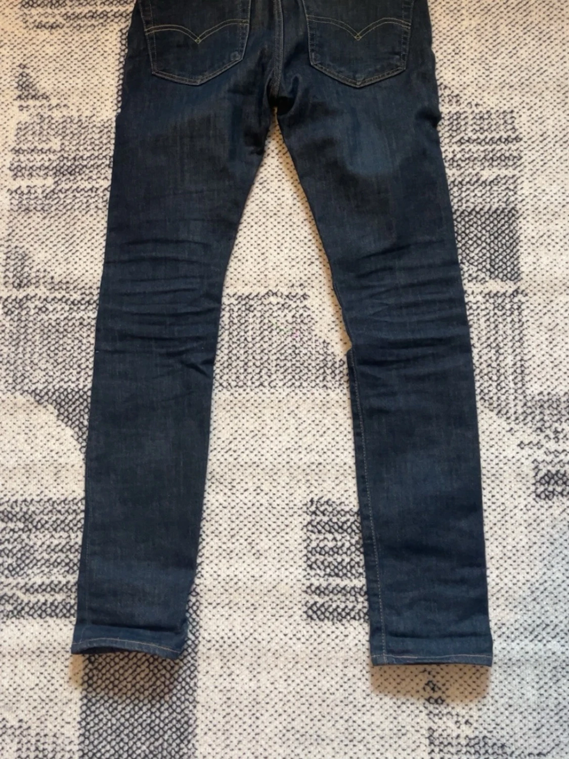 Mörkblå Levi’s jeans - 1