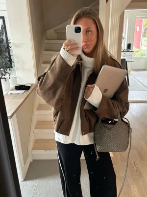Zara suede bomber jacka - As snygg populär suede bomberjacka från Zara som är perfekt nu till våren!!!! Har bara inte kommit till användning så ofta så därför säljer jag. Nyskick, men använd fåtal ggr