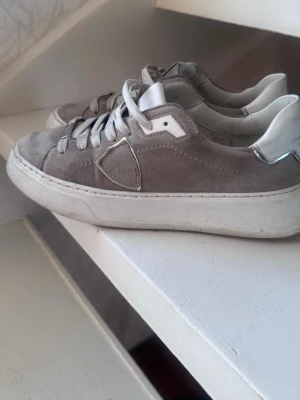 Philippe Model skor  - Säljer dessa snygga skor perfekta till sommaren!! Köpta här på plick och använda fåtal gånger💞skicka prisförslag! Aningen små i strl 