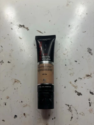 LORÉAL FOUNDATION  - Säljer en foundation från LORÉAL den är endast testad, ny pris 140kr mitt pris 20kr, pris kan såklart diskuteras🥰