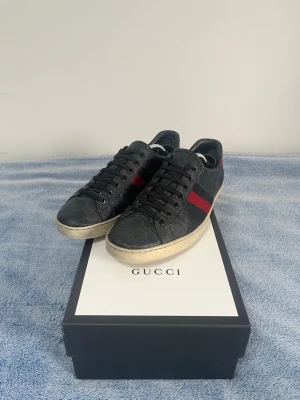 Svarta🖤 Gucci ace - Tja, Säljer ett par svarta Gucci sneakers i skinn med klassiskt GG-mönster och ikonisk röd/blå rand på sidan. Ops‼️med skorna kommer bara lådan 🔥om ni undrar något är de bara att skriva😀 priset är inte hugget i sten 🪨 