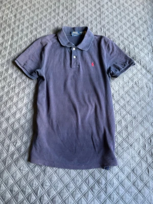 Polo Ralph lauren pike - Säker en mörkblå piké från Ralph lauren, väldigt bra skick,  medela gärna om ni har nån fråga eller vill diskutera pris