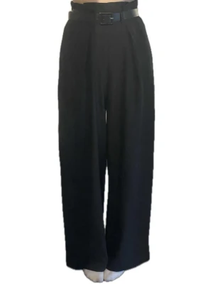 Suit pants - Svarta baggy kostymbyxor med tillhörande skärp från Cider i storlek small. Endast använda två gånger.