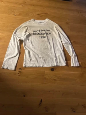 Acne Studios långärmad tröja - Acne studios long sleeve i vit färg, storlek XS passar S-M. Skriv om ni har frågor pris går att diskuteras!