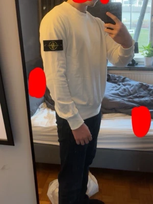 Vit sweatshirt från Stone Island - Vit sweatshirt från Stone Island med klassisk logotyp-patch på vänster ärm. Storlek S. Pris kan dirkytwras vid snabb affär. Skriv vid funderingar👍