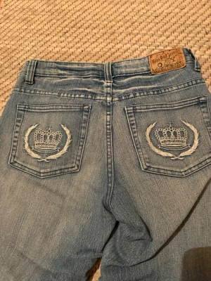 Miss 0&y jeans  - Det är lite slitage i slutet av byxbenet 