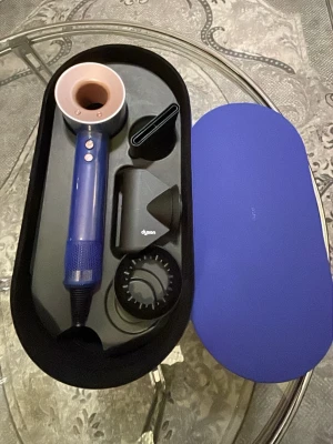 Dyson supersonic  - Dyson Supersonic hårfön – marinblå, i mycket fint skick  Säljer min Dyson Supersonic hårfön i en snygg marinblå färg. Den är i mycket bra skick och fungerar perfekt. Skonsam mot håret, torkar snabbt och ger ett professionellt resultat hemma.  ✔ Kraftfull och snabb torkning ✔ Skyddar håret från extrem värme ✔ Flera värme- och hastighetslägen ✔ Stilren och ergonomisk design  Perfekt för dig som vill ha salongskänsla hemma!  Pris: 2499 kr (kan diskuteras vid snabb affär)  Hör av dig vid intresse el