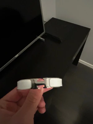 Vitt H-armband - Snyggt vitt armband med metalliskt H-format spänne i silverfärg. Armbandet har en stilren och modern design med blanka ytor och är tillverkat i metall och emalj. Perfekt accessoar för att lyfta din outfit.