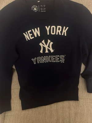 Mörkblå New York Yankees sweatshirt - Snygg mörkblå sweatshirt från Genuine Merchandise med New York Yankees-tryck till salu. Använd några gånger men annars som ny.