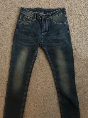 Mörkblå True Religion Jeans - Helt nya & Oanvända ✔️, Storlek s ✔️, skickas inom 1 dag 🚀, kontakta gärna för mer info ☺️