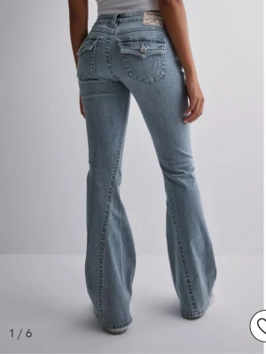 True Religion Jeans - Säljer nu mina True Religion Jeans (Joey Low Rise Flare). Köptes för ett år sedan men endast använda 1 gång, så de är helt som nya!  Fler bilder kan skickas vid intresse.