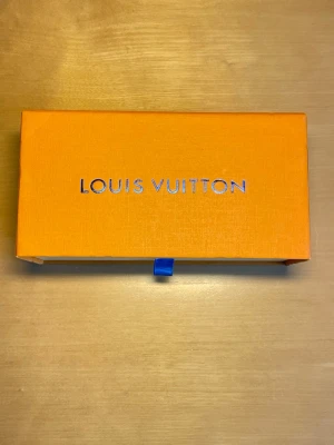 solglasögon med fodral - Riktiga, fick den inte länge sedan nästan aldrig använt de. Medela för mer frågor. Bra kvalitet