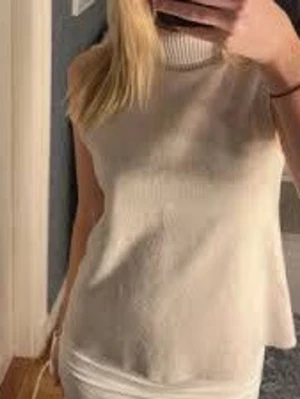 Ärmlös stickad polotröja beige - Tröja från Zara, används inte längre💗💗