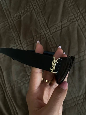 Ysl solglasögon  - Säljer nu mina älskade ysl solglasögon, super fina solglasögon som piffar upp en outfit💕