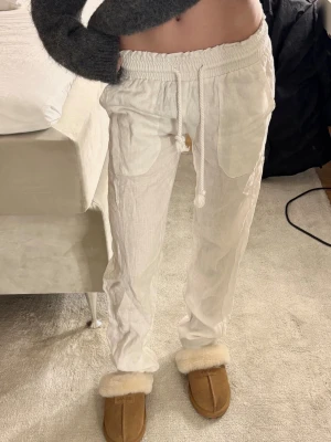 Vita low-waisted linnebyxor - Skagen Clothing  - Säljer ett par vita, low-waisted, stilrena linnebyxor från Skagen Clothing i storlek XXS. 100% linne. Byxorna är i mycket fint skick och har endast använts vid enstaka tillfällen, vilket gör dem i princip som nya.  Nypris: 899 kr.