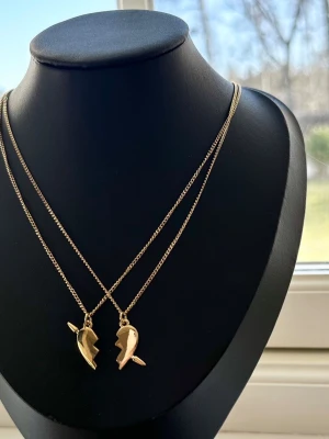 Maria Nilsdotter ”you and me” necklace Inspired! - Inspirerat Halsband av Maria Nilsdotter. Två matchande  guld halsband  med delade hjärthängen. Perfekt för att dela med en vän eller partner. Halsbanden är 100% rost och nickelfria och kedjorna är 40cm men går att förlänga med ytterligare 5cm. Vid mer frågor är det bara att höra av sig ☺️