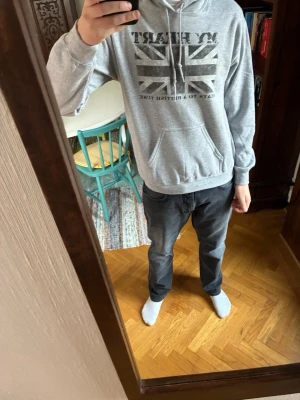 Grå drakenberg hoodie - Grå tröja från Drakenbergs 🧵 Helt oanvänd med nyskick. Storlek: S Passform: (normal) Stilren och enkel – passar till allt. Perfekt basplagg till höst/vinter 🍂