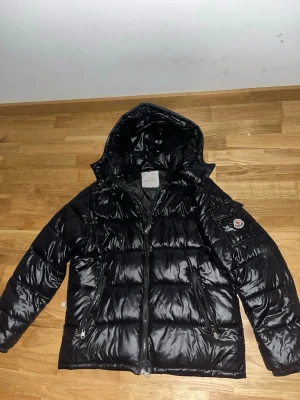 Svart pufferjacka från Moncler - Puffer jacks äkta väldigt bra skicka även använt 2 månader. 100% äkta och de finns NFC och qr koden funkar såklart. Size M rekommenderar om due 176-190