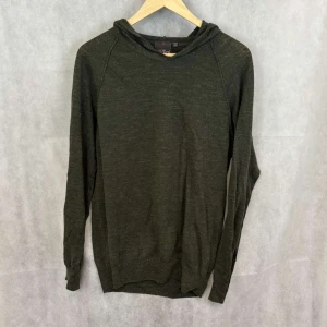 Oscar Jacobson hoodie  - Schysst hoodie av Oscar Jacobson. Riktigt tunt material. Modellen är 185 och den är något liten. Storlek M.