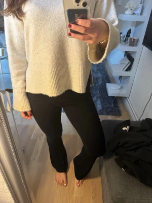 Svarta bootcut leggings - Säljer ett par yogapants, använt fåtan gånger så unge tecken på användning!