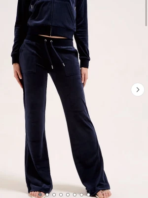 Marinblå juicy byxor  - Säljer ett par mörkblå loungewear- juicy byxor i mjuk velour med raka benstora. Bra för en chill och avslappnad vibe. Perfekta för att mysa runt hemma eller hänga med vänner.   Pris går att diskuteras 