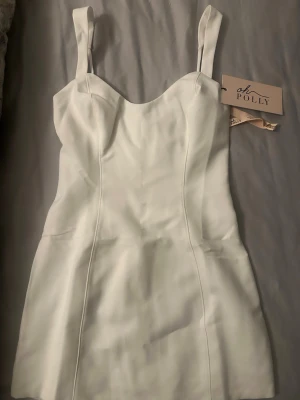 Vit klänning från Oh Polly - Säljer denna fina klänning eftersom den är för kort på mig, den är helt ny och oanvänd. Jag kan mötas upp (stockholm) eller så kan jag skicka den