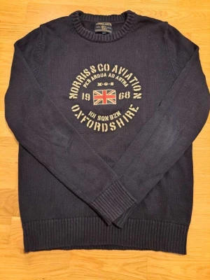 Morris tröja - En snygg Morris tröja med stort märka på bröstet. Tröjan är i fint skick och normalstorlek S. Skriv vid några frågor!