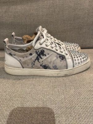 Christian Louboutin Sneakers - Tjena! Säljer ett par skor, det är i bra skick och vill gärna sälja dom, öppen för att ändra pris och skriv vid frågor!