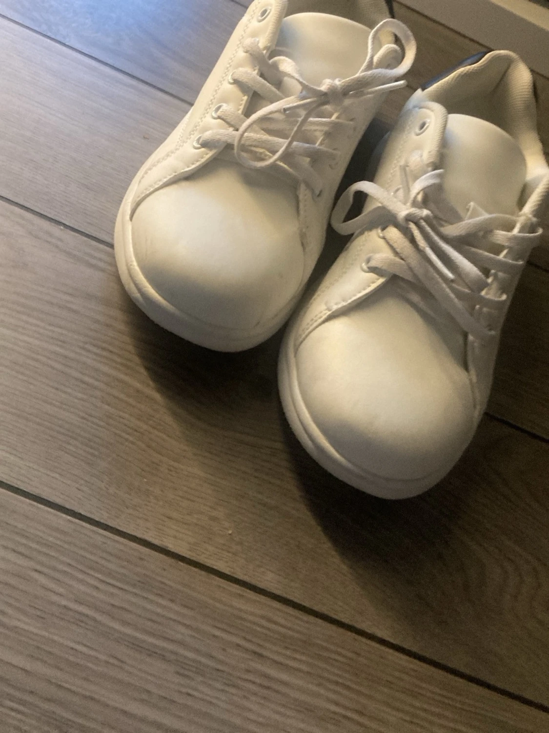 Vita sneakers med marin blå detalj
