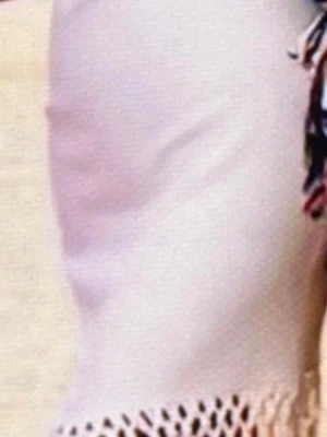 Beige stickad klänning med fransar - Beige enärmad klänning i stickat material med slim passform och snygga fransar längst ner. Klänningrb har en rak siluett och ger en modern boho-vibe med sina detaljer.