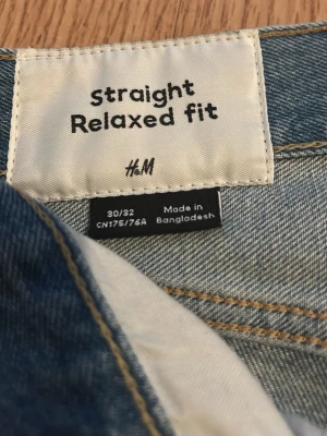 Straight Relaxed fit jeans från H&M - Ljusblå jeans från H&M i modellen Straight Relaxed fit. Klassisk femficksdesign med raka ben och avslappnad passform. Tillverkade i denim med snygg tvättad look och kontrastsömmar. Perfekta för en chill och stilren vardagsoutfit.