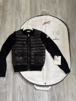 Moncler cardigan dam  - Hej! Jag säljer nu min jättefina Moncler cardigan. Cardiganen är i jättebra skick och har inga defekter eller liknande skicket 9,5/10. Den är äkta och köpt online. Jag säljer den pågrund av att den inte riktigt passar min personliga stil. Moncler dustbag lapprna osv ingår med jackan. Hör av dig vid minsta lilla fråga! 💕