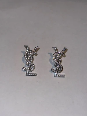 Örhängen  - Helt nya i obruten förpackning. 