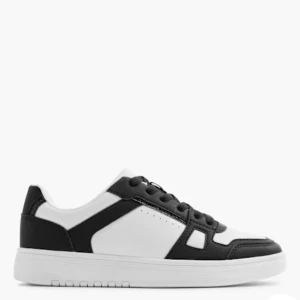 Svarta och vita sneakers i läderlook - Stilrena sneakers i svart och vitt med klassisk låg siluett. Skorna har en chunky vit sula, svarta detaljer och snörning framtill. Materialet ser ut som konstläder och designen är enkel men modern, perfekt för dig som gillar en clean streetstyle.