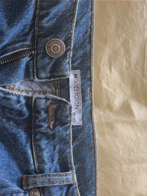 Blå jeans från Noreligion - själv använt dem 2-3 gånger 2024, säljer för att jag inte har samma stil längre! ( drainer stil isch??) pris går o diskuteras!🫶