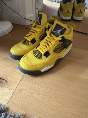 Jordan 4 Lightning äkta  - Jordan 4 Lightning köptes 2025 kvitto finns st 45 kommer utan låda tyvär . Använda 3-5 gånger 