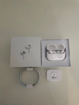 AirPods Pro 2 - Helt nya i originalförpackning. Skriv för fler bilder eller vid frågor. Finns att hämta i Stockholm.