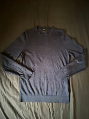 Tröja från Massimo Dutti i mörkblå - En mörkblå tröja från Massimo Dutti i ett perfekt 10/10 skick. Har du frågor - skriv till mig👌