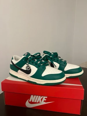 Nike dunk low retro  - Nike dunk low retro i pale ivory/ black malachite. Original box finns. Använda 1 gång. Köpta från soleplus 2023.