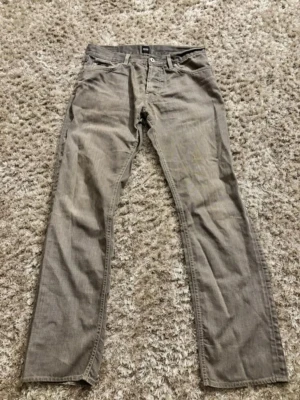 Gråa jeans från HUGO BOSS - Ett par riktigt snygga jeans från Hugo Boss i ett bra skick. Skriv vid funderingar🙌
